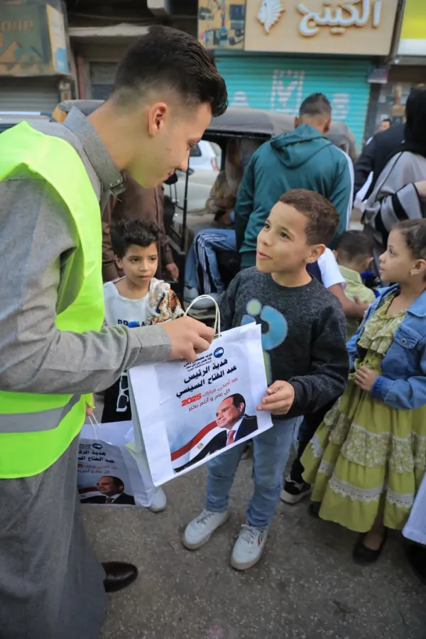 ألعاب وحقائب.. مستقبل وطن يوزع «هدية الرئيس »على أطفال المنيا